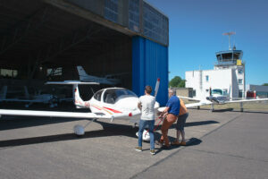 Privatpilotenlizenz - Das Flugzeug wird aus dem Hangar gezogen