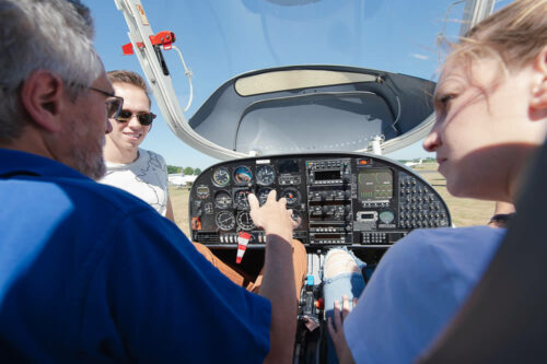 Privatpilotenlizenz Kategoriebild - Fluglehrer und Schülerin im Cockpit