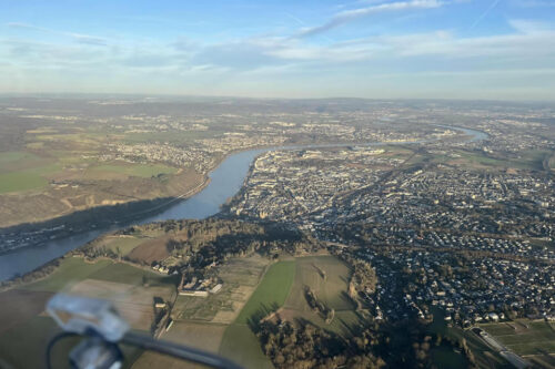 Heiratsantrag im Flugzeug – Blick auf Landschaft von oben