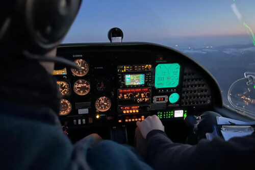 Flug bei Nacht Pilot Co-Pilot im Cockpit