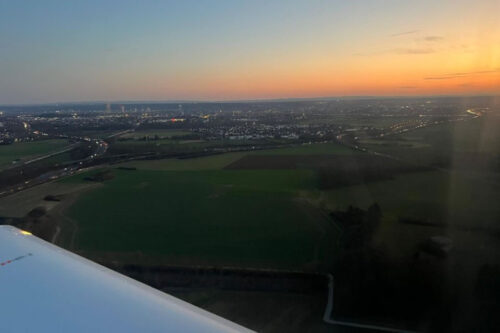 Flug bei Nacht Sicht aus Flugzeug Abenddämmerung