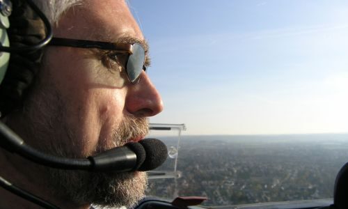 PPL A und LAPL Theorie Fluglehrer Klaus Martiny im Cockpit während Flug