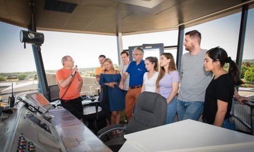 BZF 1 Sprechfunkzeugnis – Kursschüler und Ausbilder im Tower mit Fluglotse