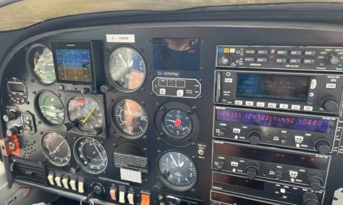 BZF 1 Sprechfunkzeugnis – Flugzeug Cockpit Innenansicht